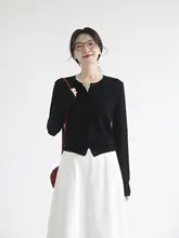 シンプルなデザインのブラックカーディガン【春秋用・ウールニット】