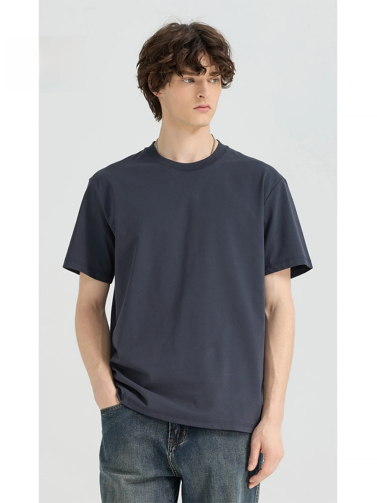 メンズ半袖Tシャツをどう選ぶ？深青色の「極上の柔らかさ」が解決する夏の悩みとは