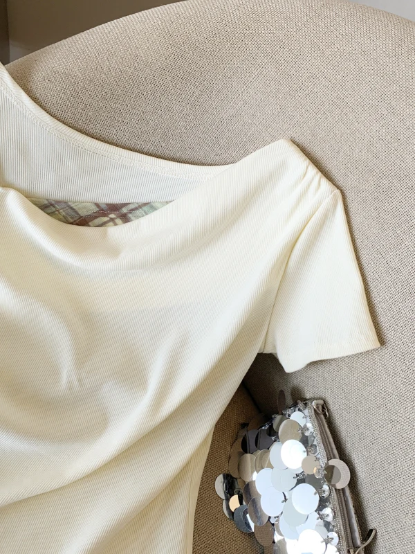夏の通勤コーデで失敗しないTシャツは？チェック柄のオフショルダーが今、注目されている理由