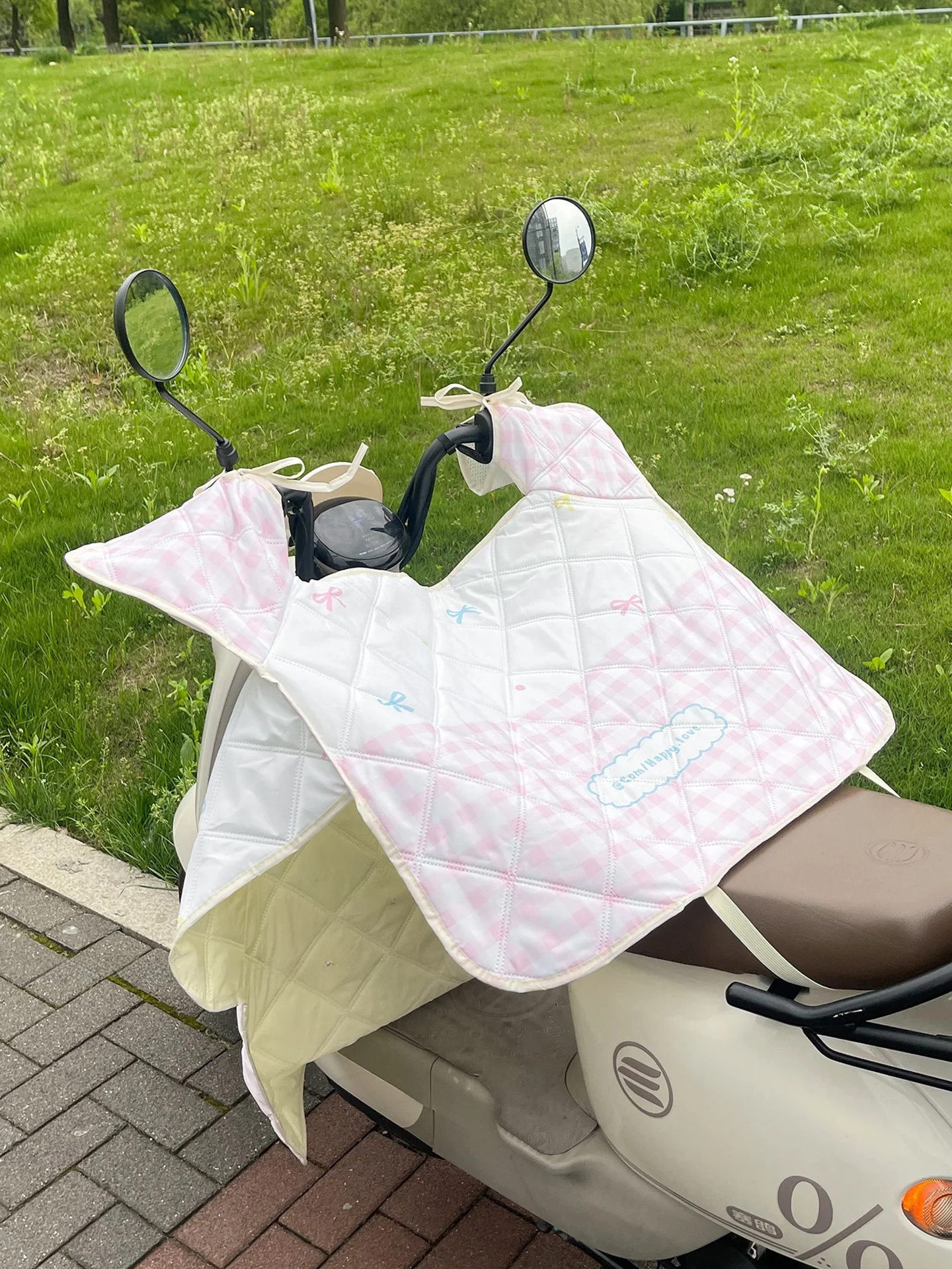 夏用 薄手電動バイク風防カバー：日焼け防止と両面防水機能の実用性解析