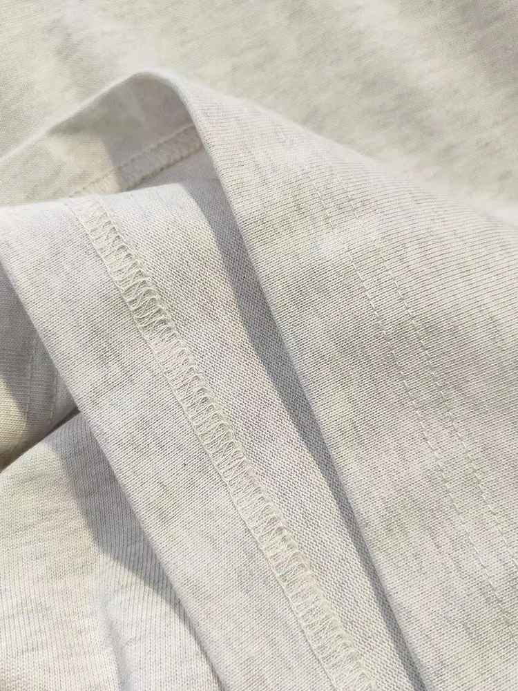 デザインのクルーネックTシャツ：オーバーサイズ・カジュアル・ダークブルーシェードの重ね着使い方