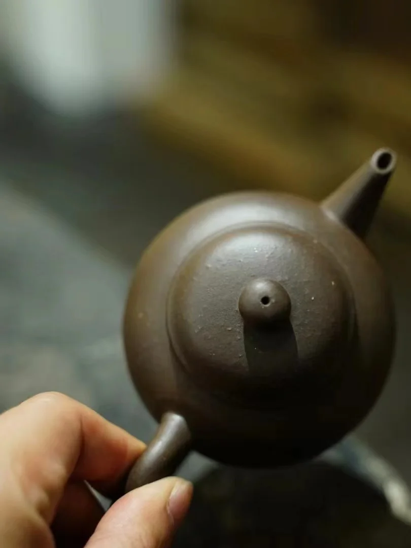 伝統的な紫砂茶壺老黒泥水平デザイン庚午年製の特徴と実用性