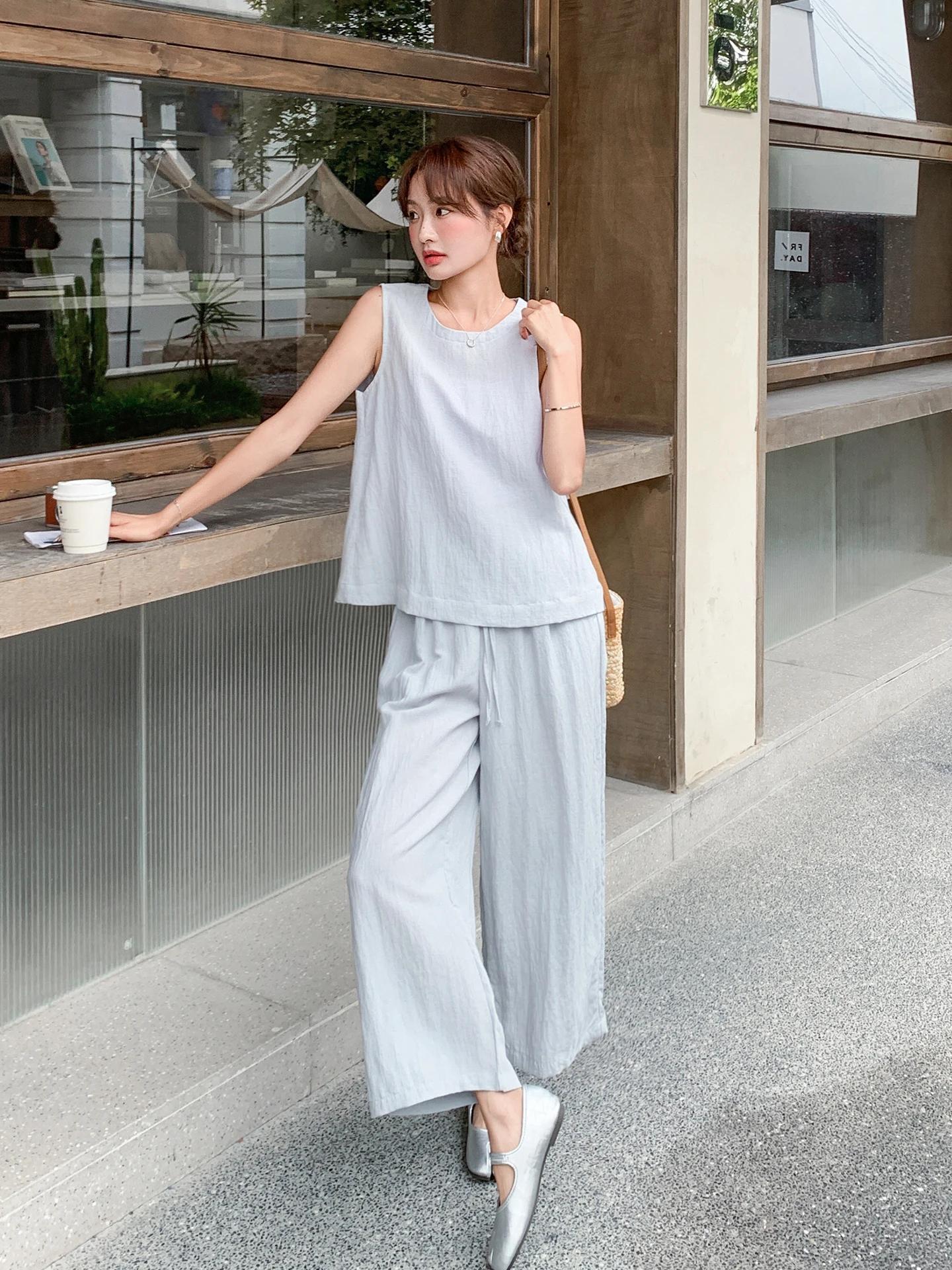 ナチュラル骨格に似合う服の選び方：浅い青色のカジュアルセットアップの実用性とスタイル分析