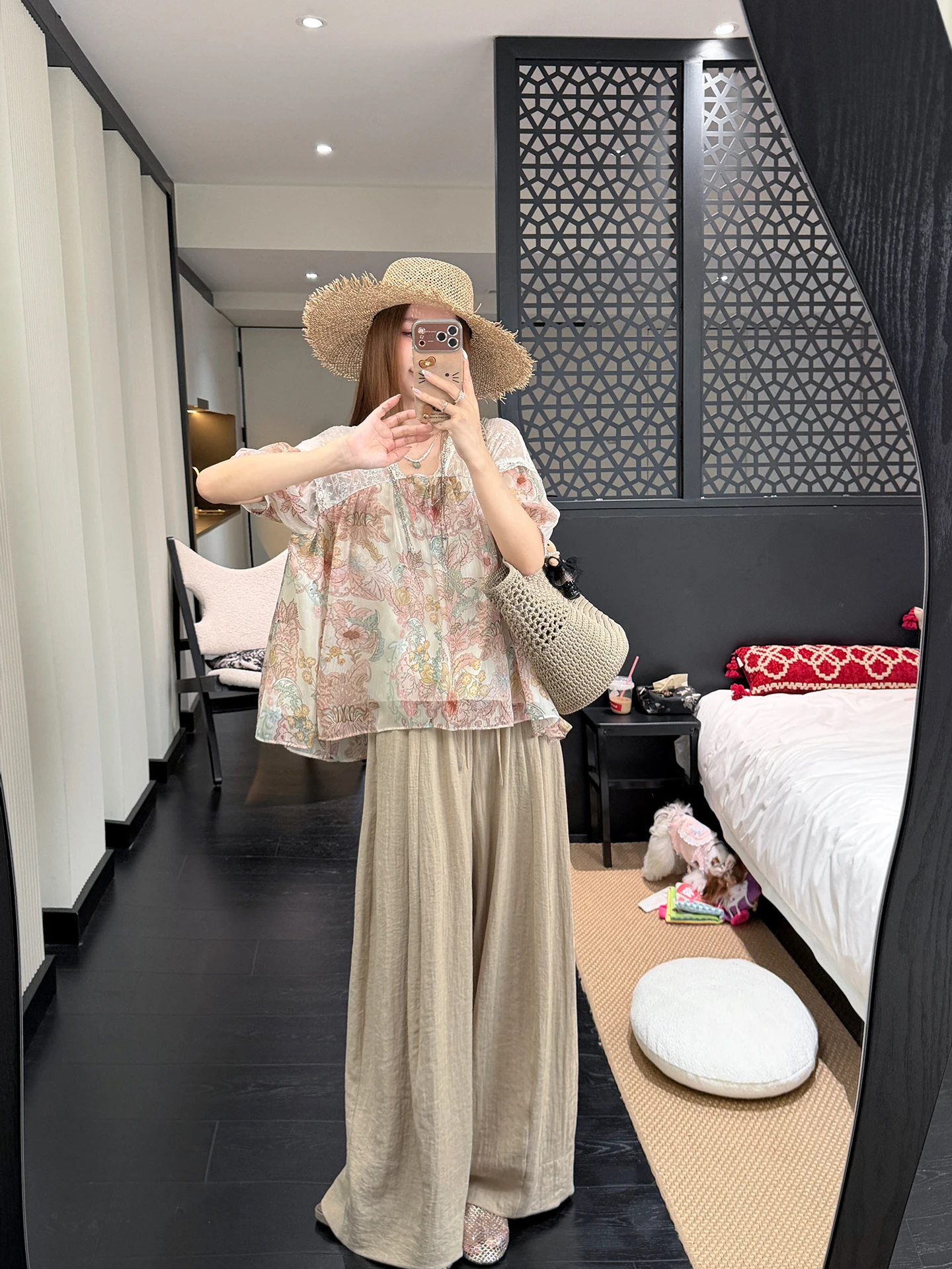 春夏コーデで「失敗しない」Vネックフラワーレーストップスは？