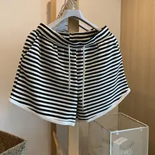 女性用ハイウエストワイドレッグショートパンツ【ブラック＆ホワイトストライプ・フィット・学生用】（セットアップ対応）