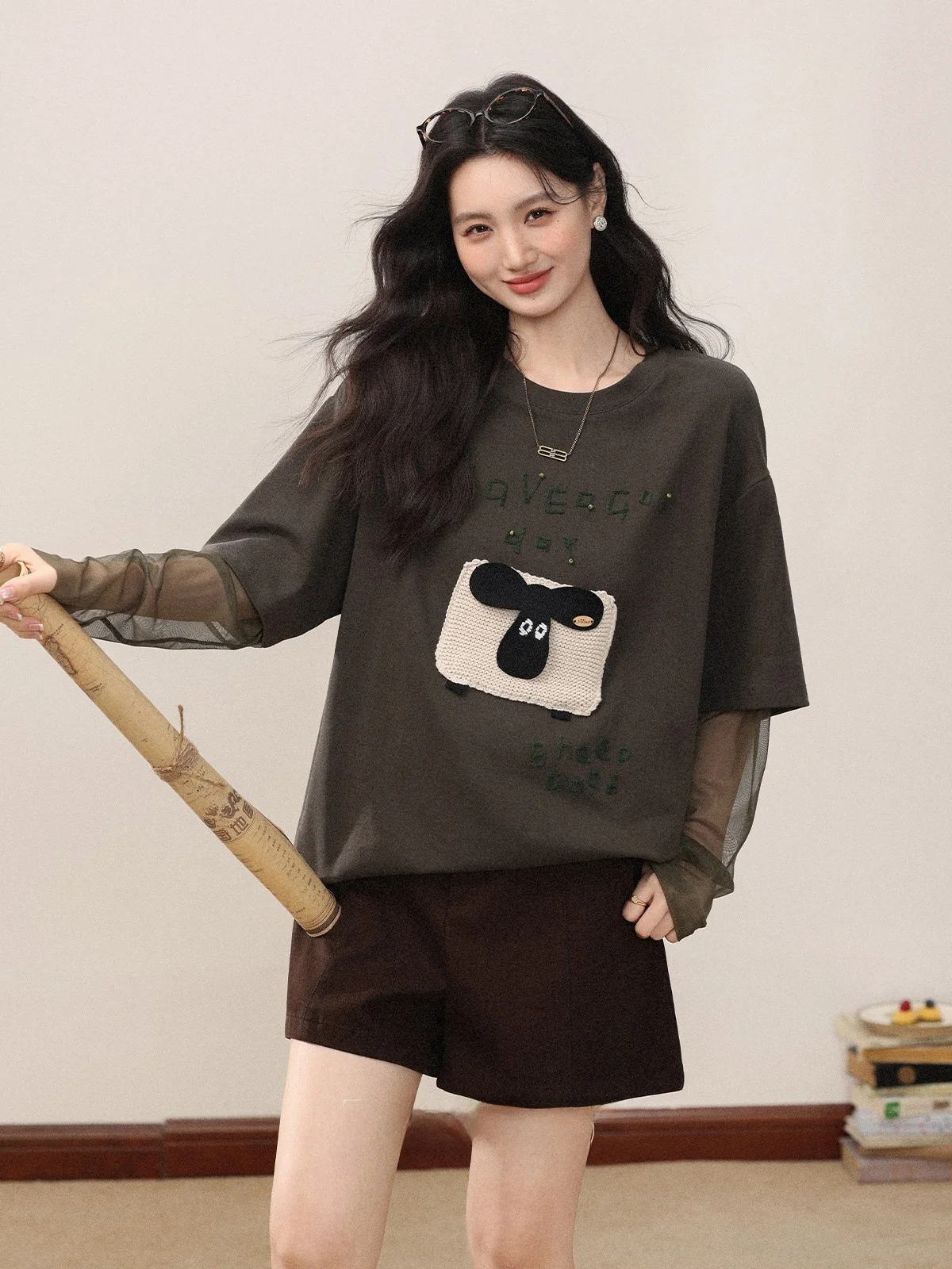 カフェ色のメッシュTシャツをどう選ぶ？小香風のモードスタイルが通勤や日常で活きる理由