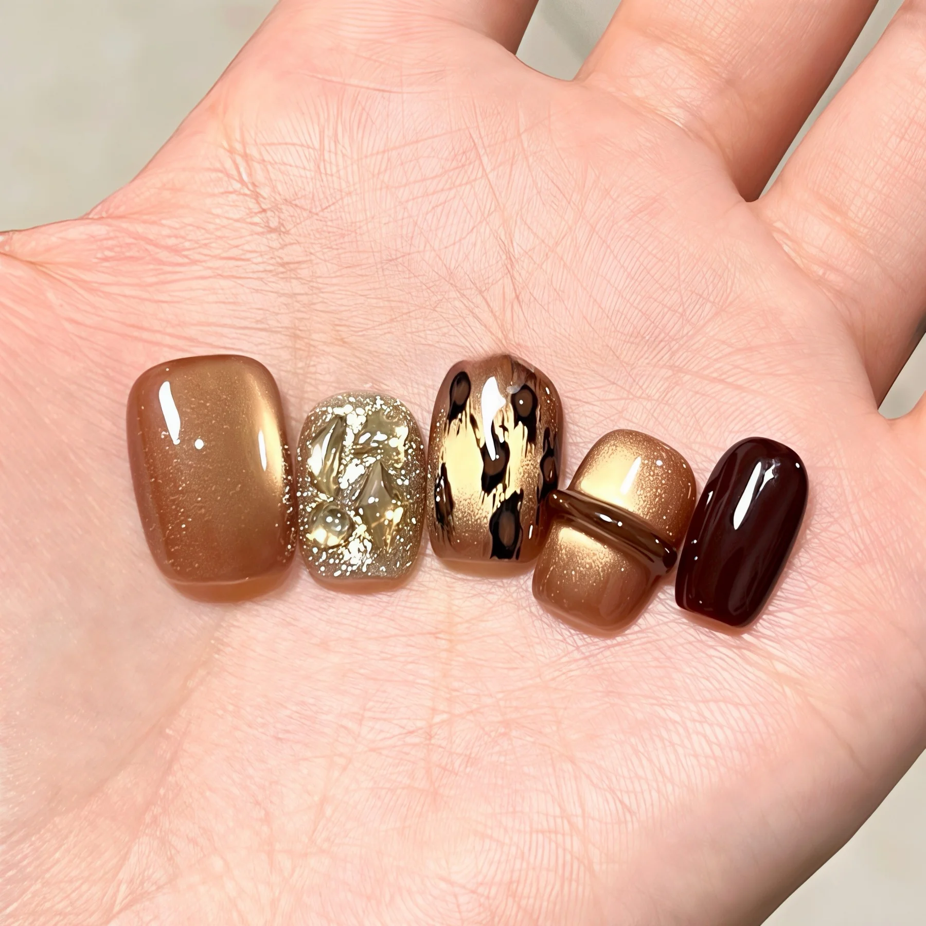 ネイル最新トレンド2026で迷ったら、この豹柄キャットアイネイルチップがおすすめ？