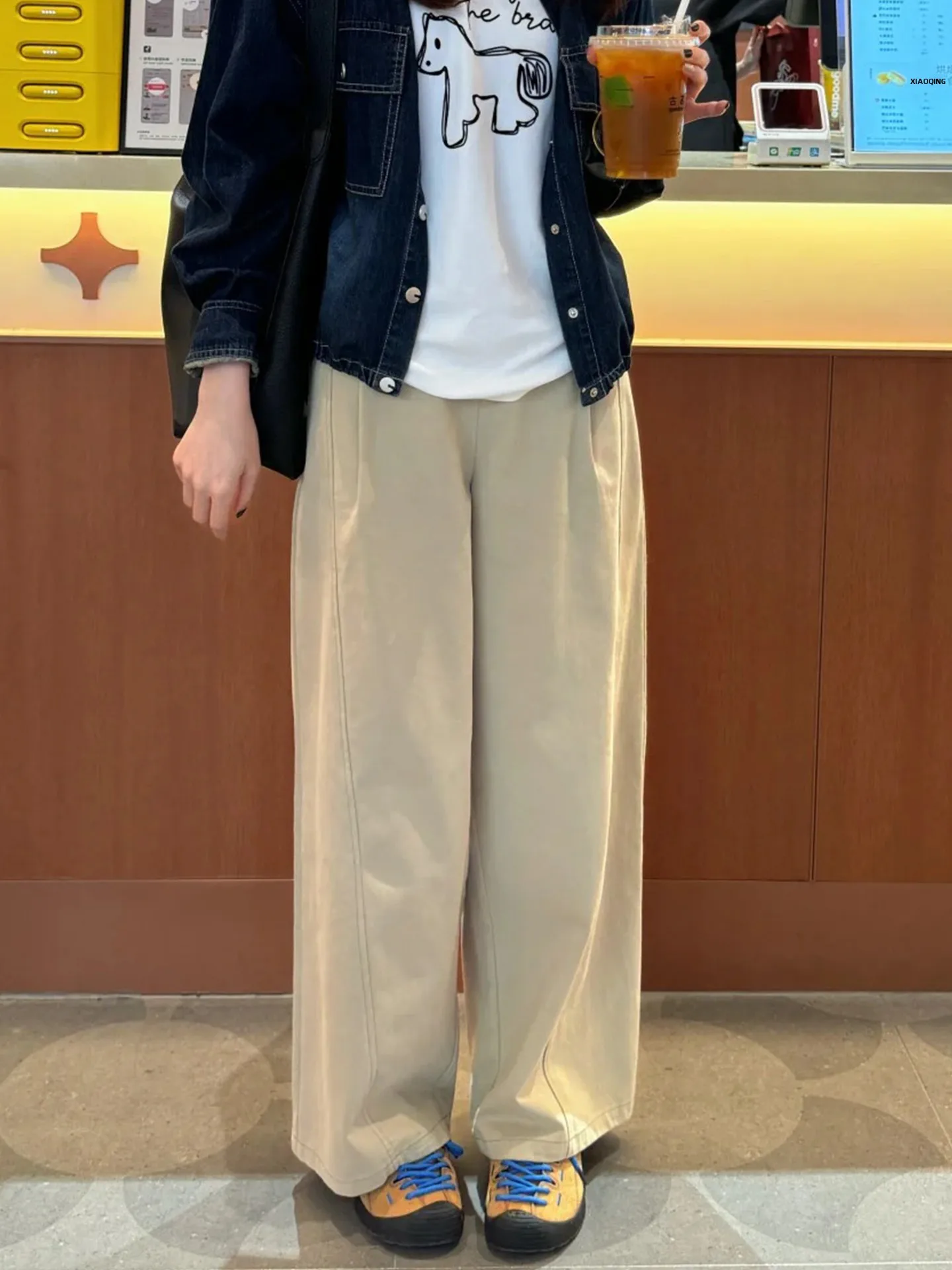 カーキ色のリラクシングワイドパンツは、日常使いに最適な工装スタイルのリラックス感を提供