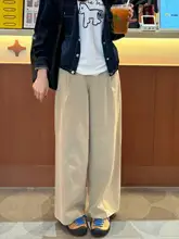 カーキ色のリラクシングワイドパンツ【大きいサイズ・ストレート・工装スタイル】（セットアップ対応）