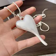 レトロデザインの大きなハートモチーフロングネックレス【女性用・センスある鎖骨チェーン・おしゃれなアクセサリー】