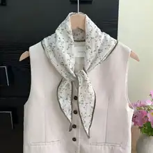 ヴィンテージ風コットン麻製小花柄トライアングルスカーフ【春夏用・ファッション・アクセサリー】