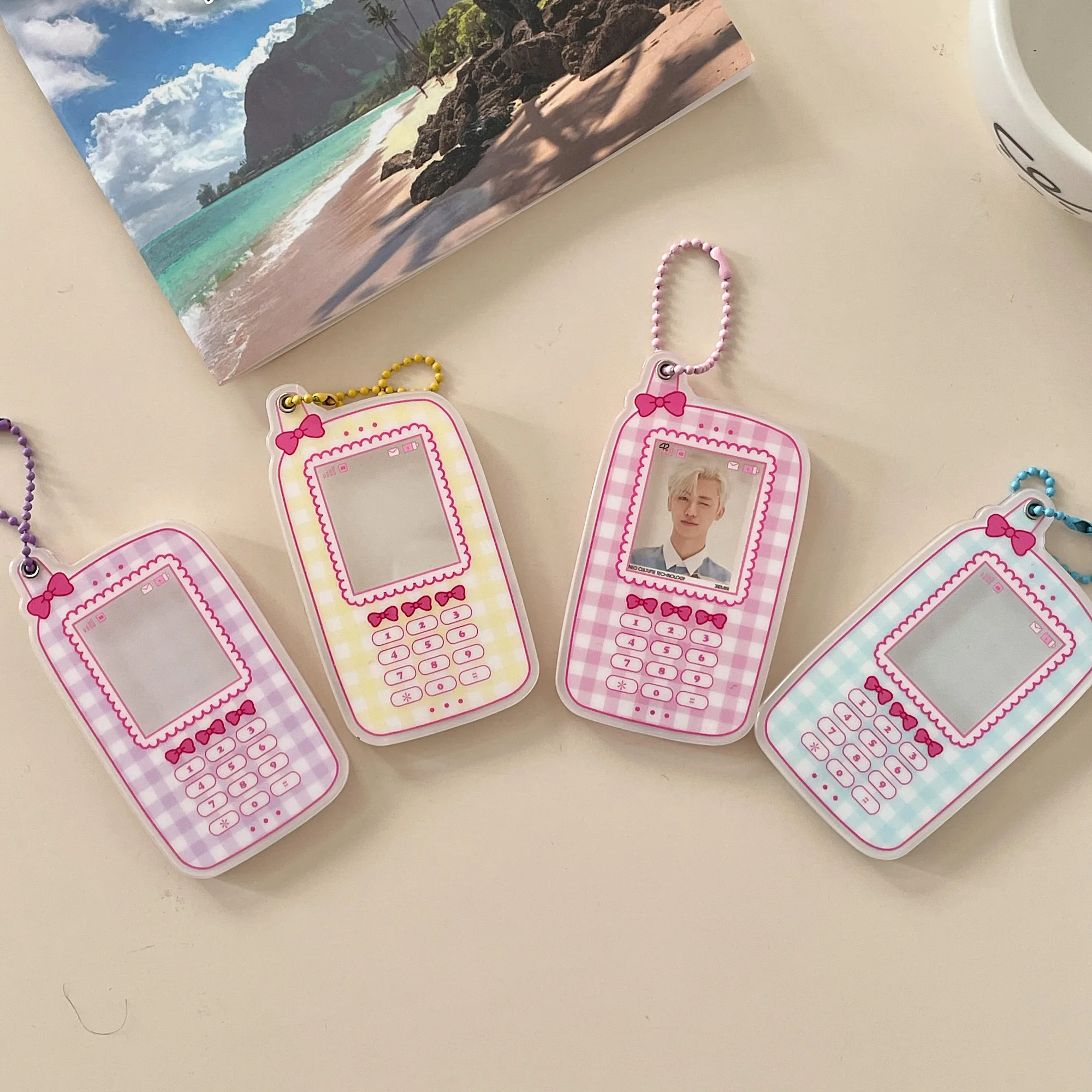 初期の携帯電話と現代のスマホを比べて、今こそ「キーホルダー型スマホフレーム」を選ぶべき理由は？