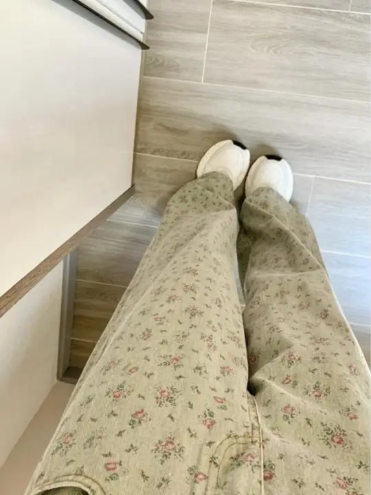 大きいサイズのフラワープリントデニムパンツ【薄荷グリーン・ハイウエスト・ワイドレッグ】