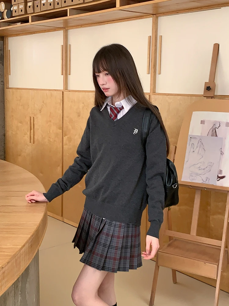 春の薄手カーディガンを高コスパで選ぶには？東鶴の「カーボングレーVネックニット」がベストな理由