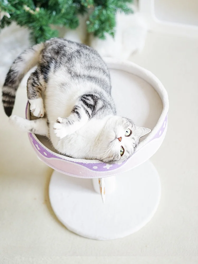 コンパクトなキャットタワー：おしゃれで機能的な猫の生活空間を実現