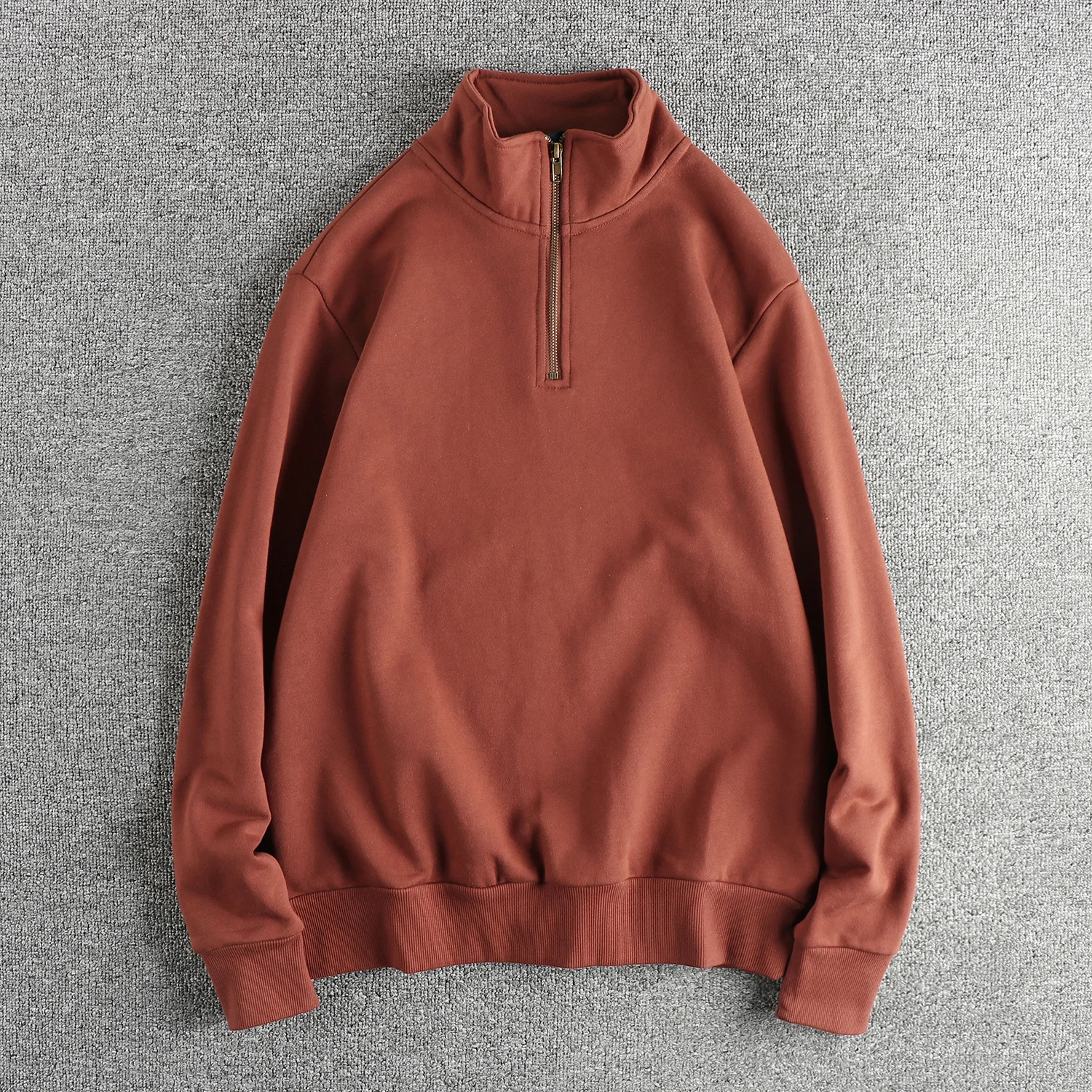 極上の柔らかさのアメリカンスタイル メンズスウェットシャツ：ハーフオープンカラー・フィットの着こなしと実用性