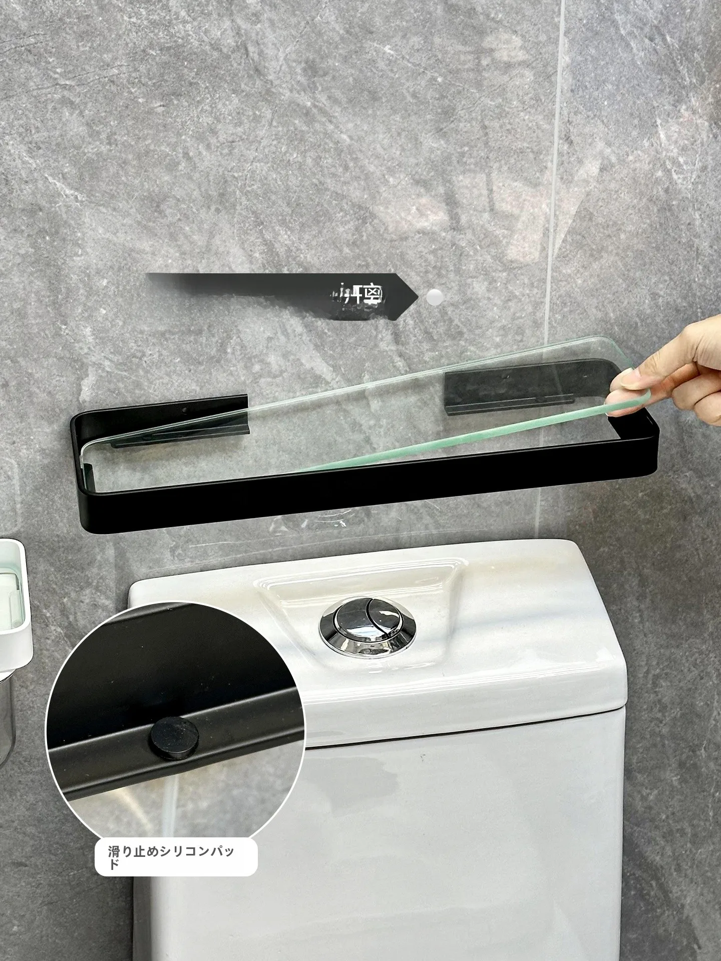 トイレ横の狭いスペースを有効活用！ガラス製壁掛け収納ラックの収納効率と実際の使い方
