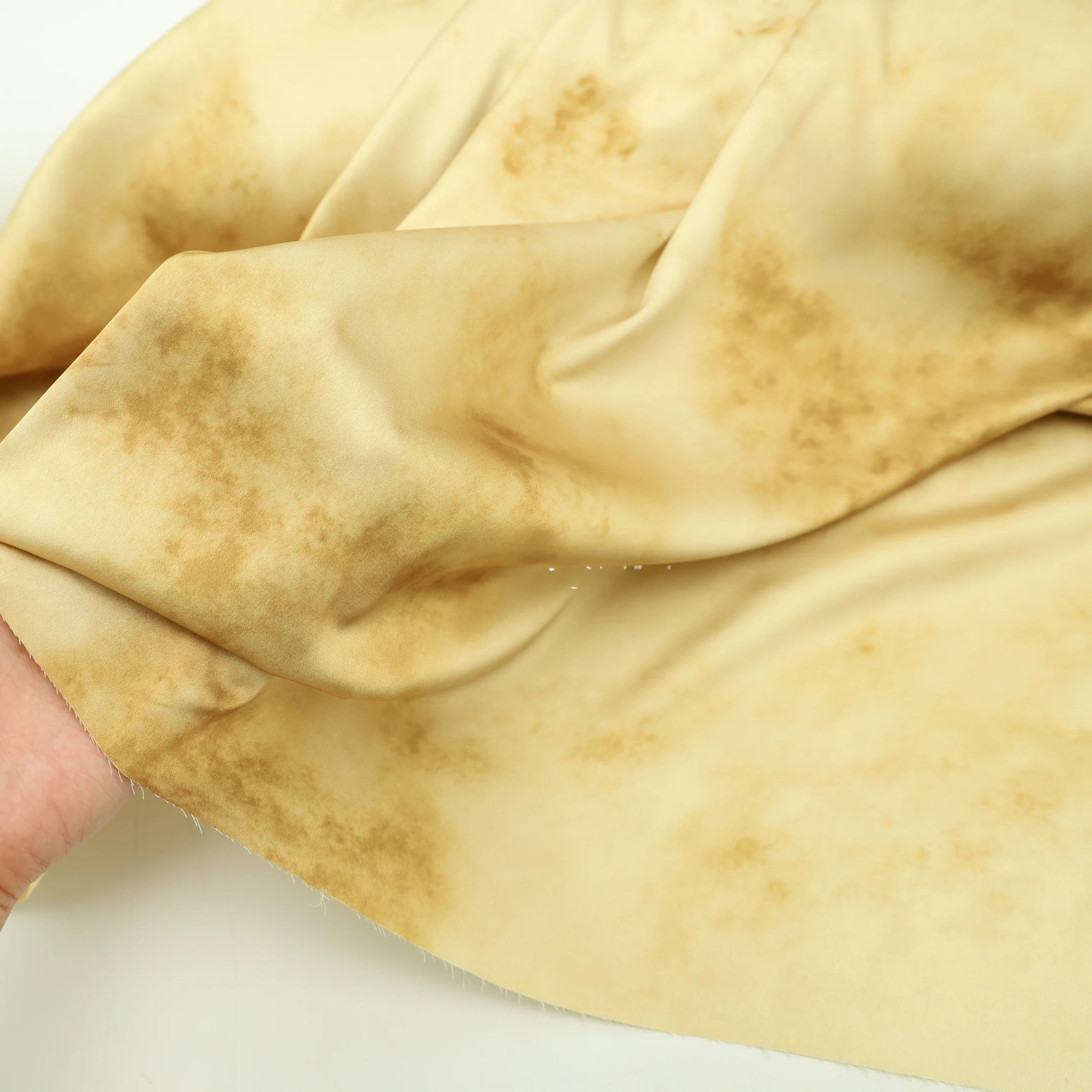 サテンとポリエステルの違いを解く：漢服用麻糸とサテンの混合生地の実際