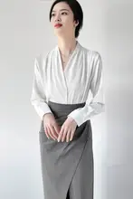 サテンシャツ レディース 長袖 Vネック インナー 重ね着 ホワイト きれいめ 上品 通勤 オフィスカジュアル トップス