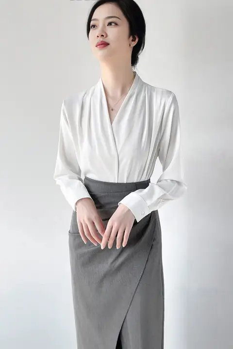 サテンシャツ レディース 長袖 Vネック インナー 重ね着 ホワイト きれいめ 上品 通勤 オフィスカジュアル トップス