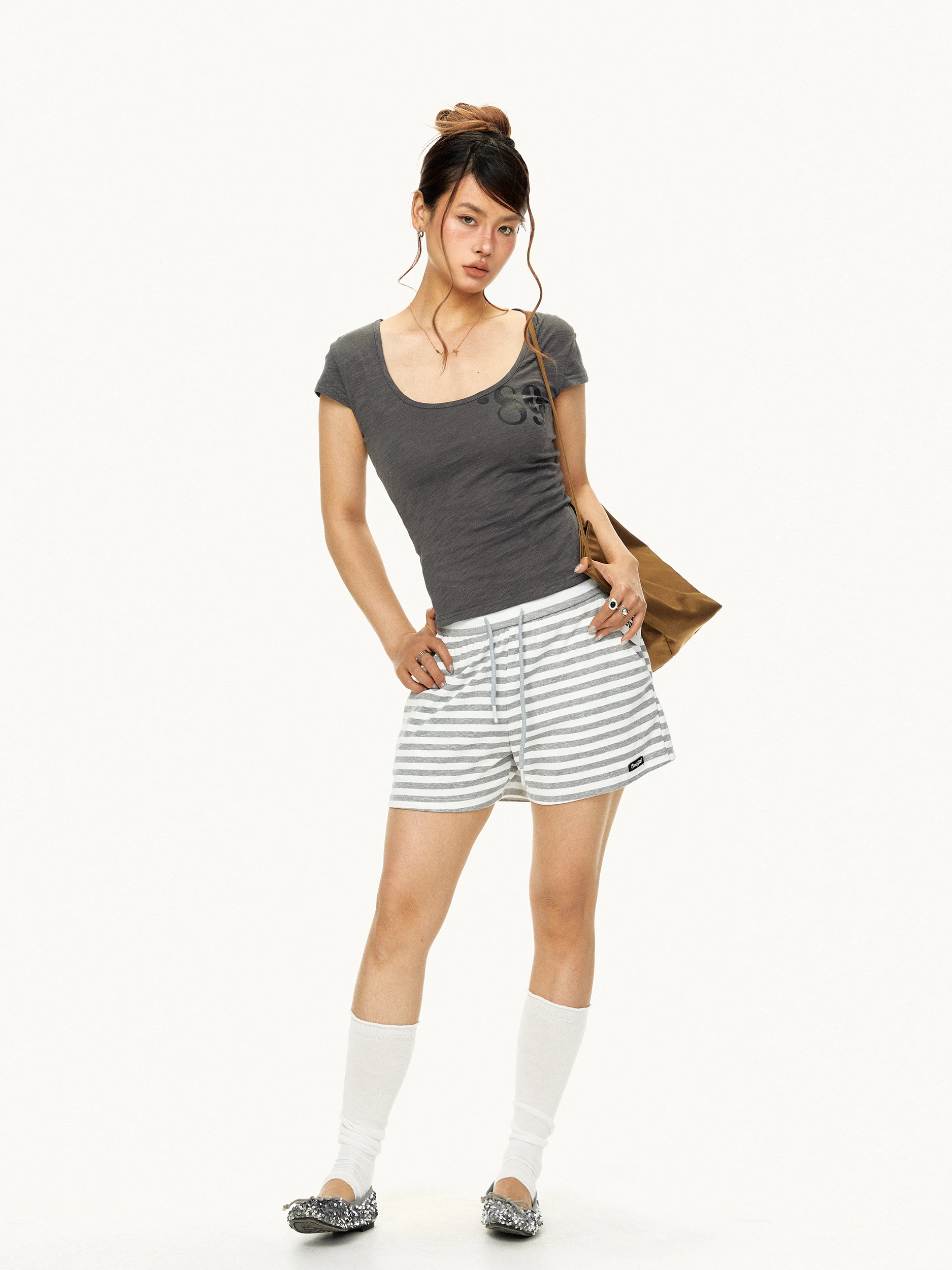 20代の女性が今流行りの服を選ぶとき、どうやって「シンプルだけどスタイリッシュ」なTシャツを選ぶべきか？