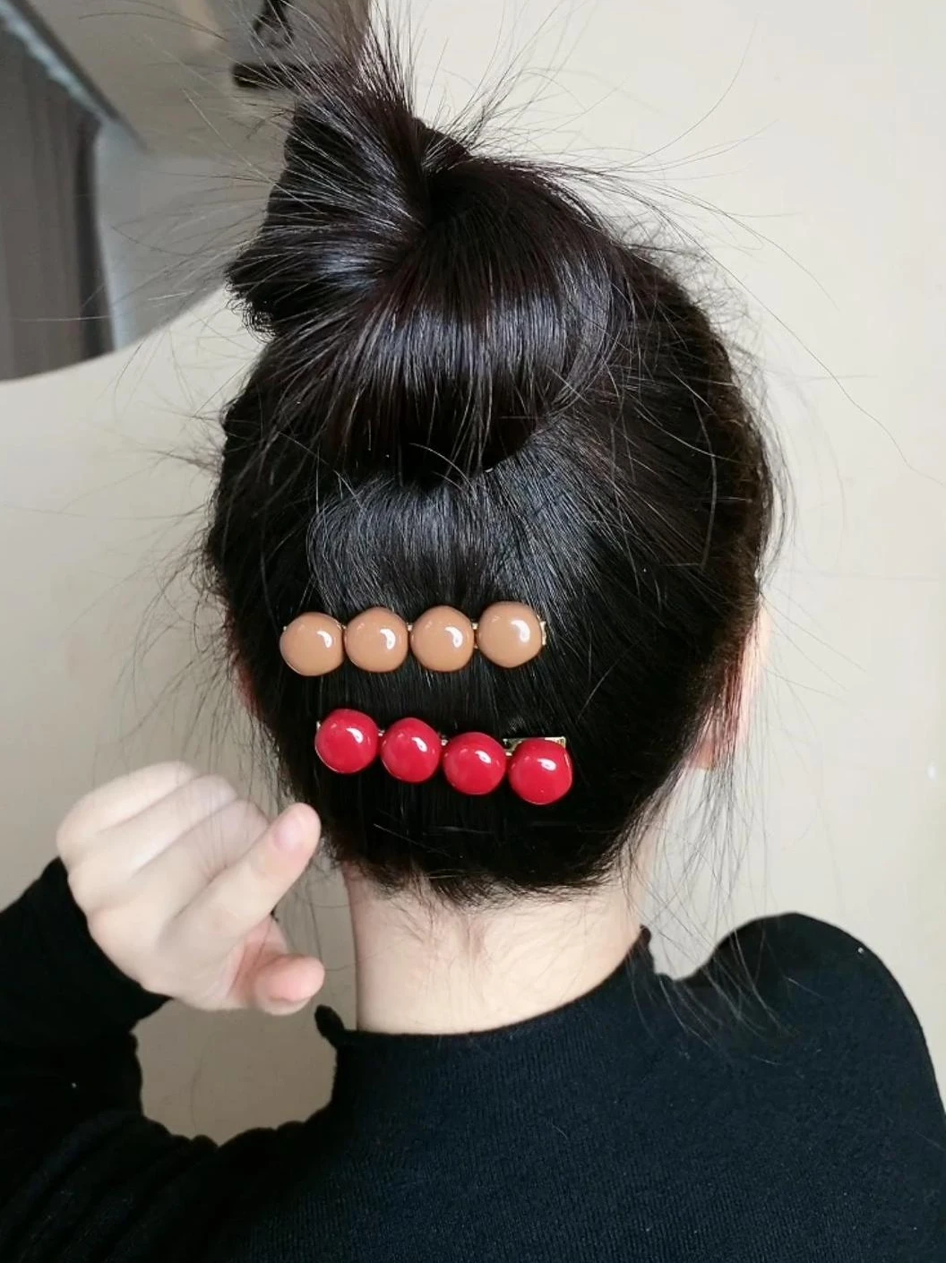赤いヘアクリップ：韓国風サイドバング用のバナナタイプ留め方ガイド