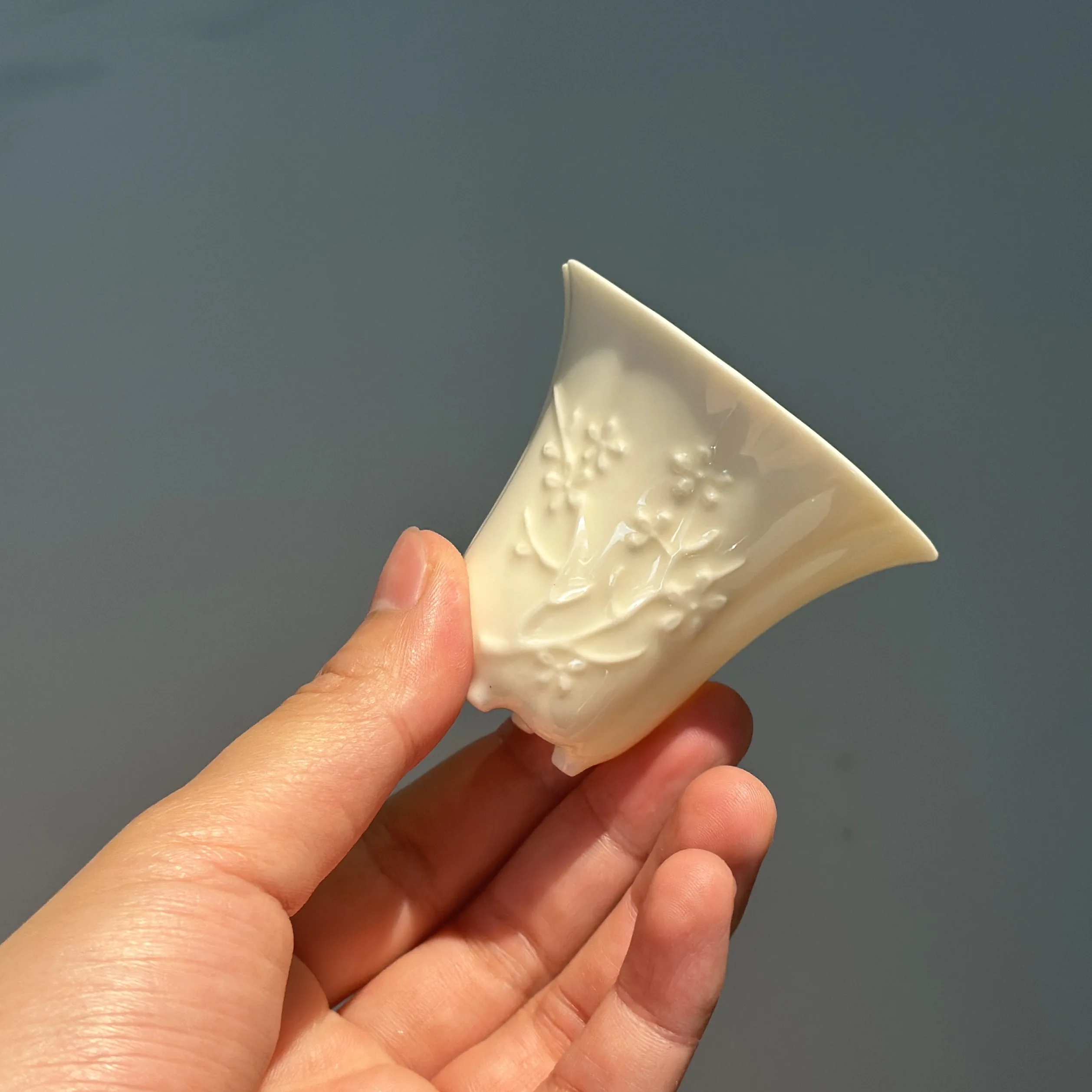 深腹浮彫梅花型カップ：美濃焼の伝統工芸が備える、象牙色の茶器の実用性と耐久性