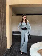 肩出しデザインのショートトップスとハイウエストパンツ（セットアップ対応）