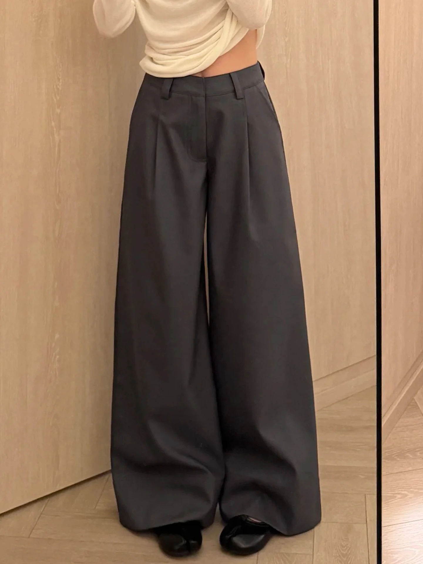 丈の長いワイドレッグパンツ：グレーの直筒スタイルが日常に適する理由