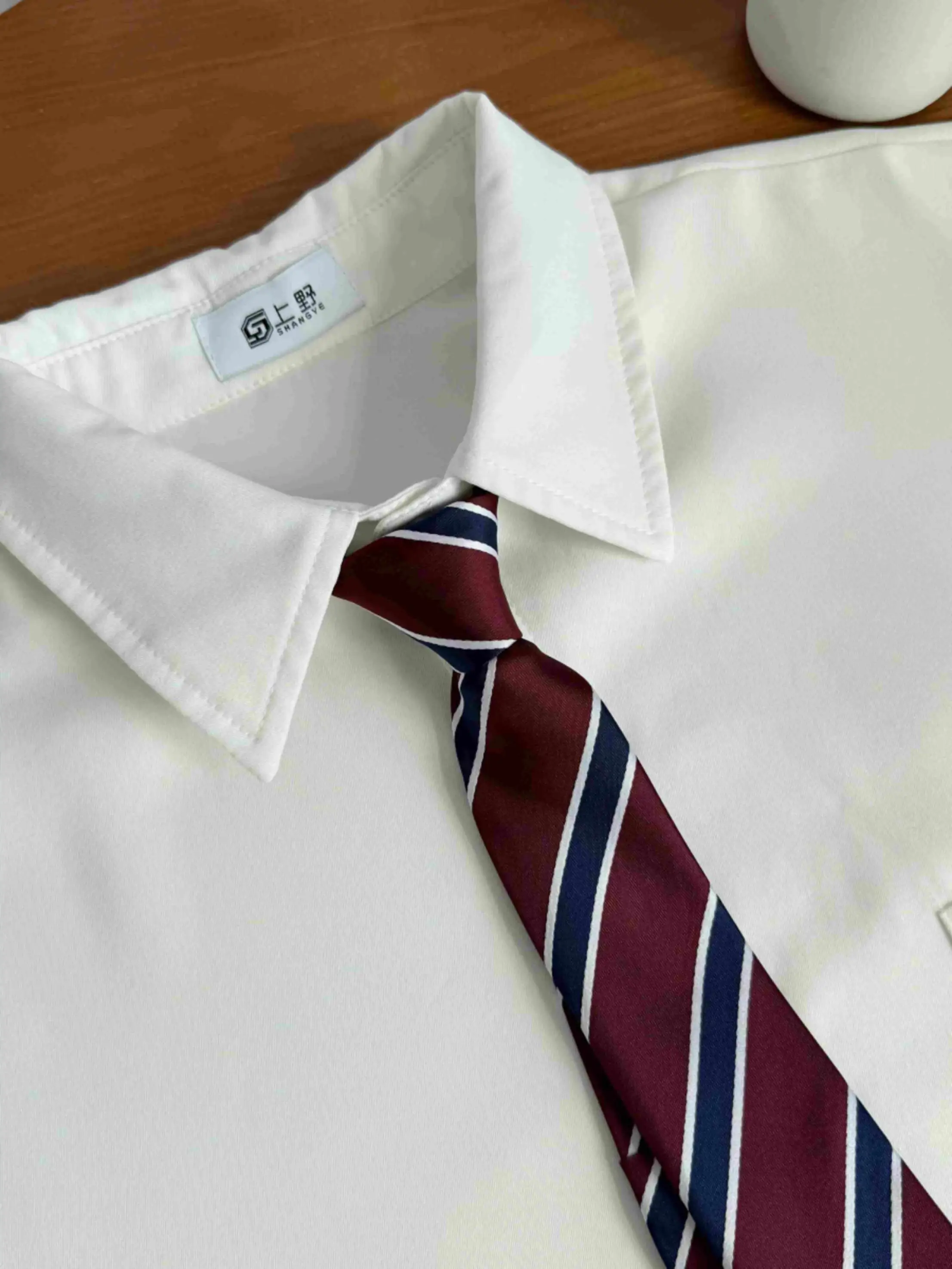 ストライプデザインの学院風ジッパー付きブラウス：button upとsailor collarの機能的比較