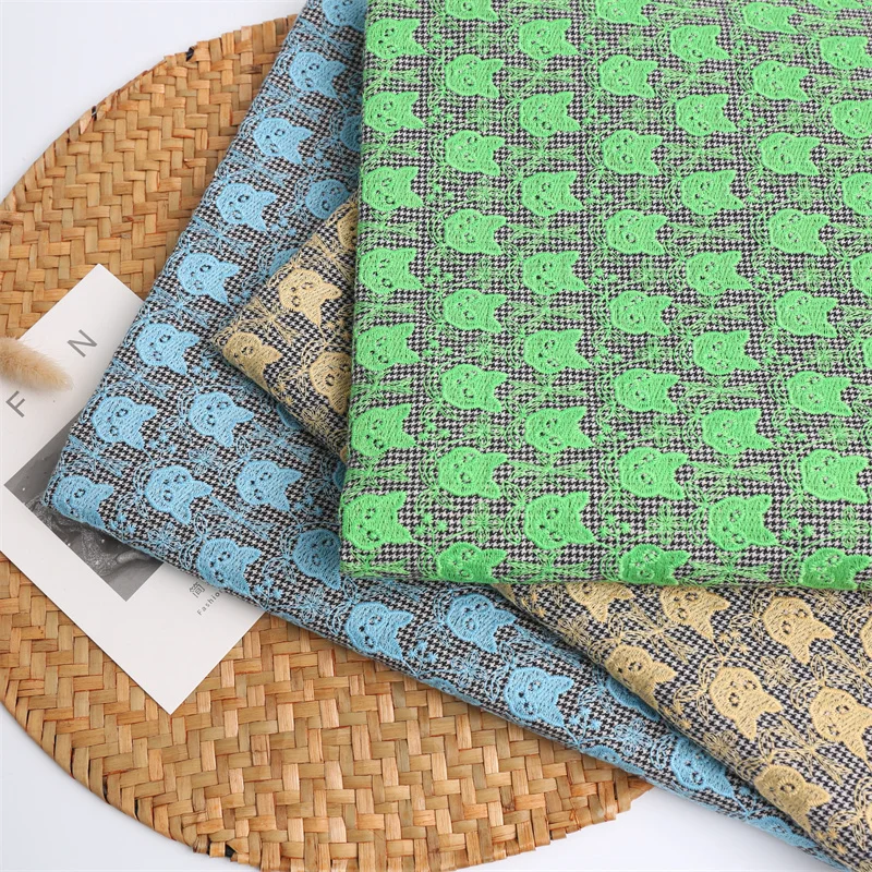 猫刺繍のツイード風生地：キルティング加工による秋冬向け暖色系デザインの実用性解析