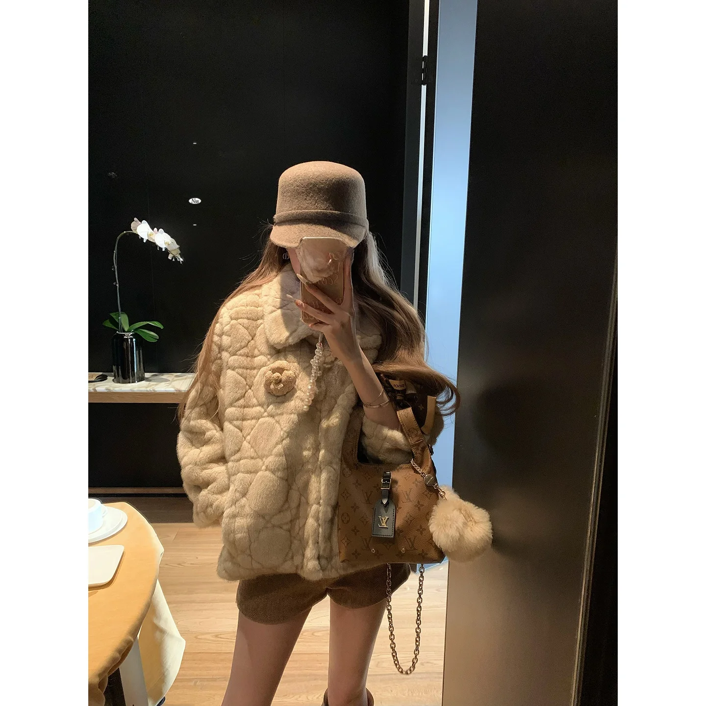 「フェルト製の山茶花デザイン帽子」は、30代から40代の女性にどんな魅力を与えるの？