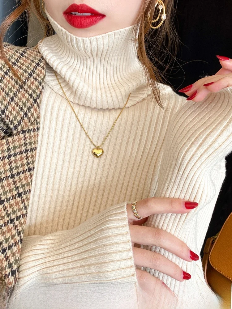 大人可愛い服 50代コーデ | ハイネックニットの色柄とデザイン特徴