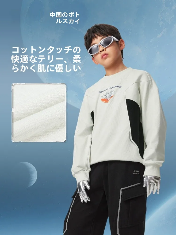 LINING キッズパーカー：リフレクターとゆったりデザインが実用性を支える