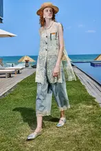 デザイン性のある中長丈トップスとハイウエストデニムパンツのコーディネート（セットアップ対応）
