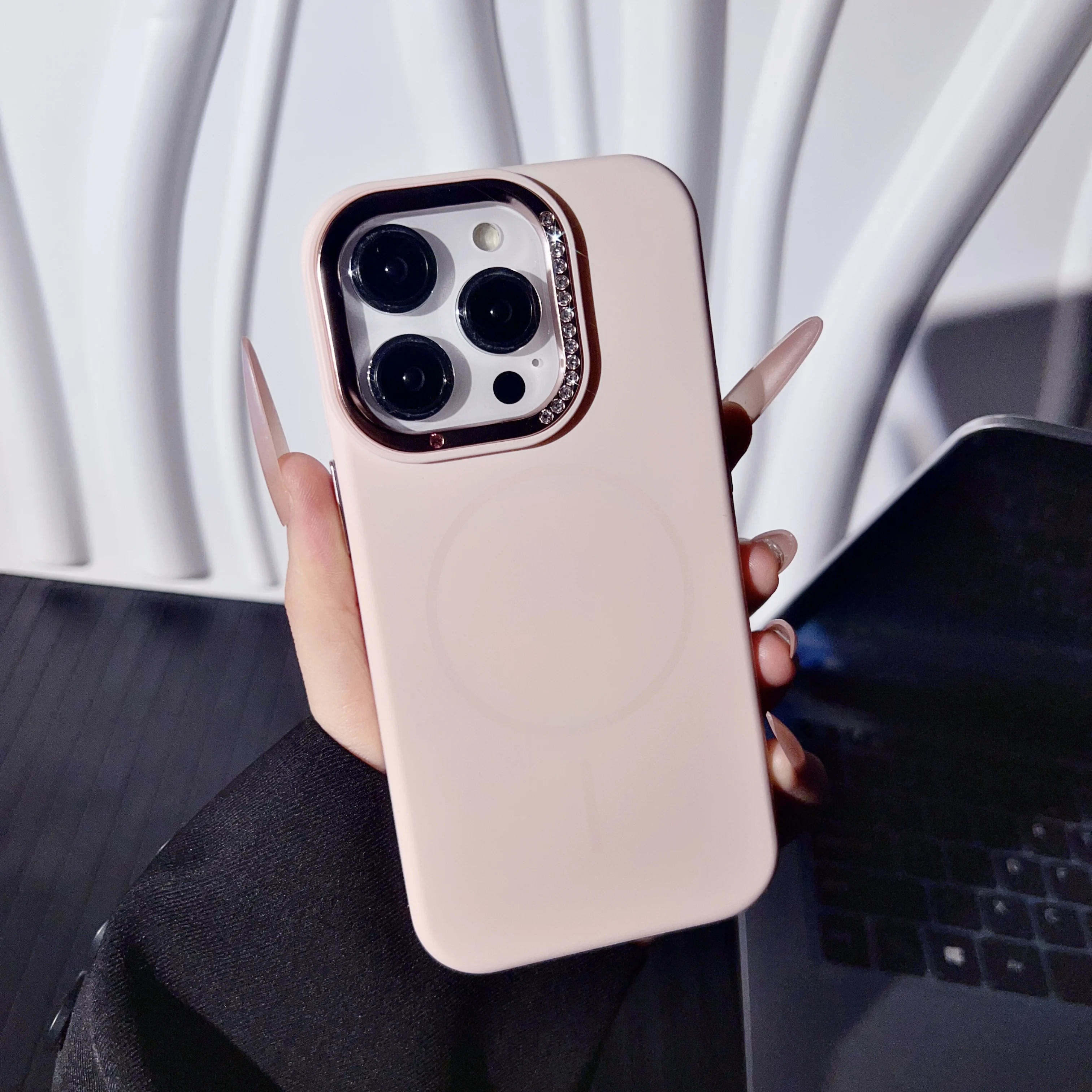 iPhone 15 Pro Maxのケースは、どう選ぶべきか？