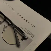 ファッショナブルなブルーライトカット眼鏡【ユニセックス・軽量・シンプルデザイン】