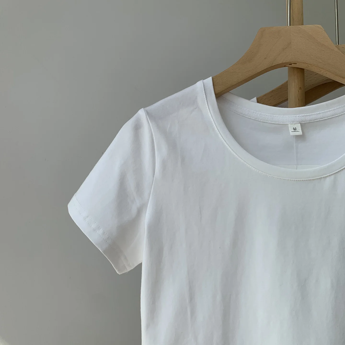 ショートスリーブTシャツ：suseyikuの白色コットンフィットTシャツが通勤風に最適な理由