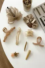 高級感ある米色の大きなシャーククリップヘアアクセサリー【後頭部用・穴あけ不要】