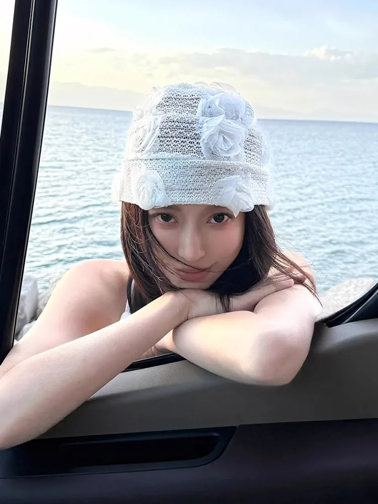立体的なバラデザインの包頭帽子：夏用通気性ニットで旅行シーンに最適な選択