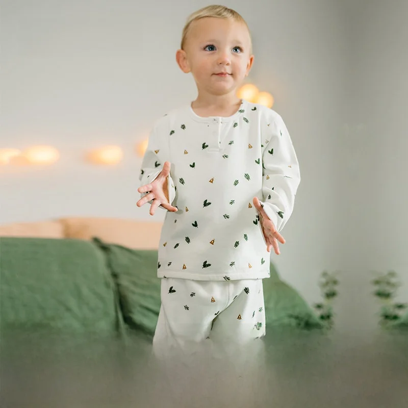 2歳冬に寝るときの服装：MILKBARN長袖丸首トップスと厚手パンツセットの実用性解析