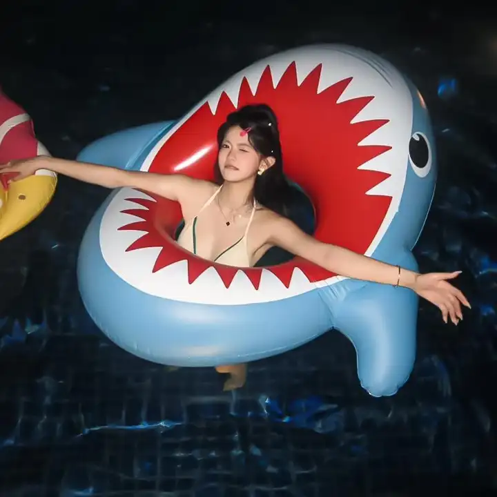 サメデザインの成人用浮き輪【厚手・座れるタイプ・防転倒・水上撮影用】