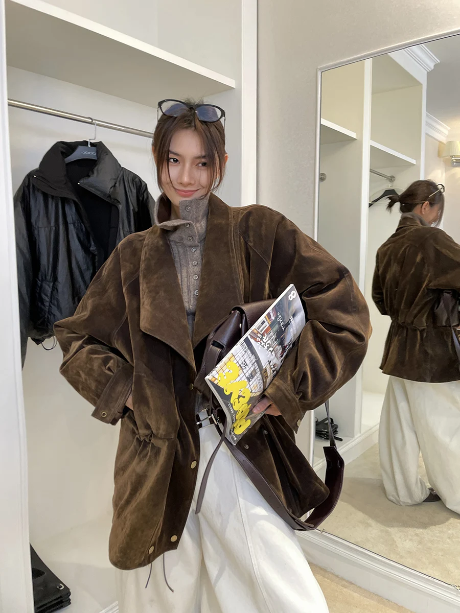茶色ダウン コーデ メンズ どうやって着る？レトロな一着が冬の日常を彩る