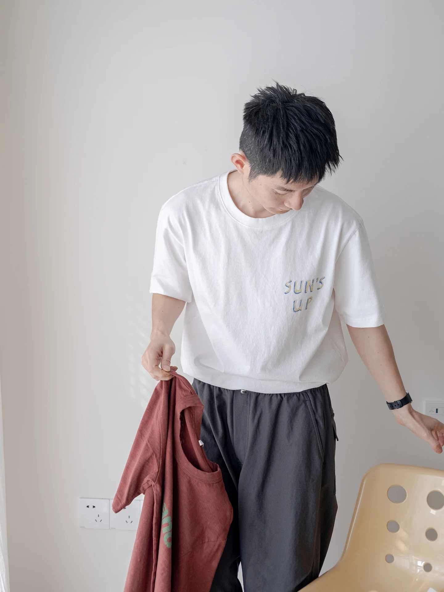 オフィスカジュアルのTシャツはどう選ぶ？デザインから価格まで徹底解説