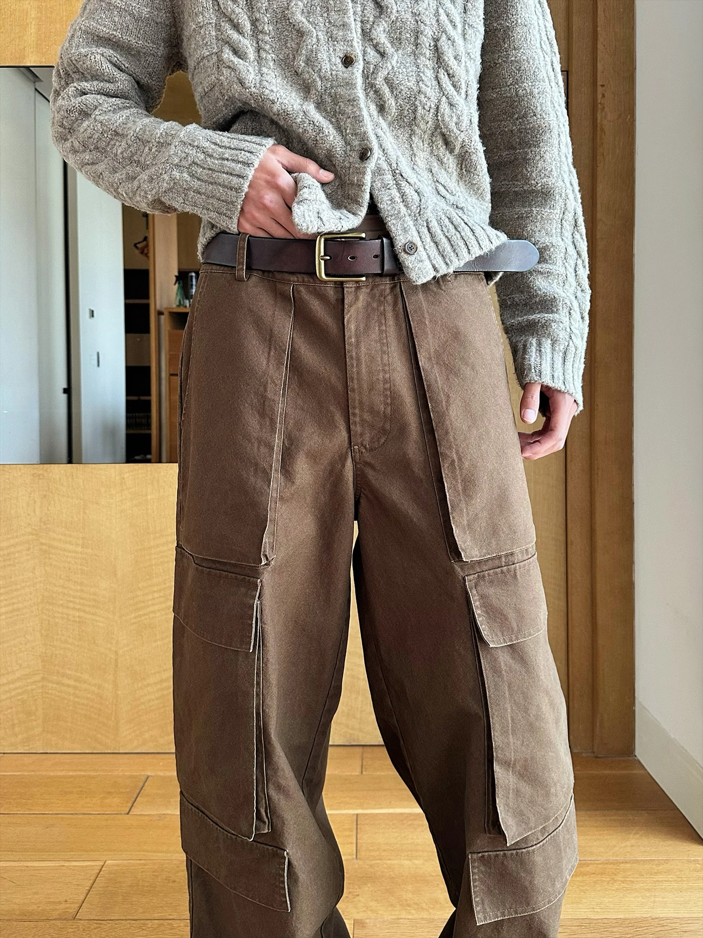 ワイドカーゴパンツをどう選ぶ？クラシックなヴィンテージ感が魅力の1着が、日常の「こころの落ち着き」を生む