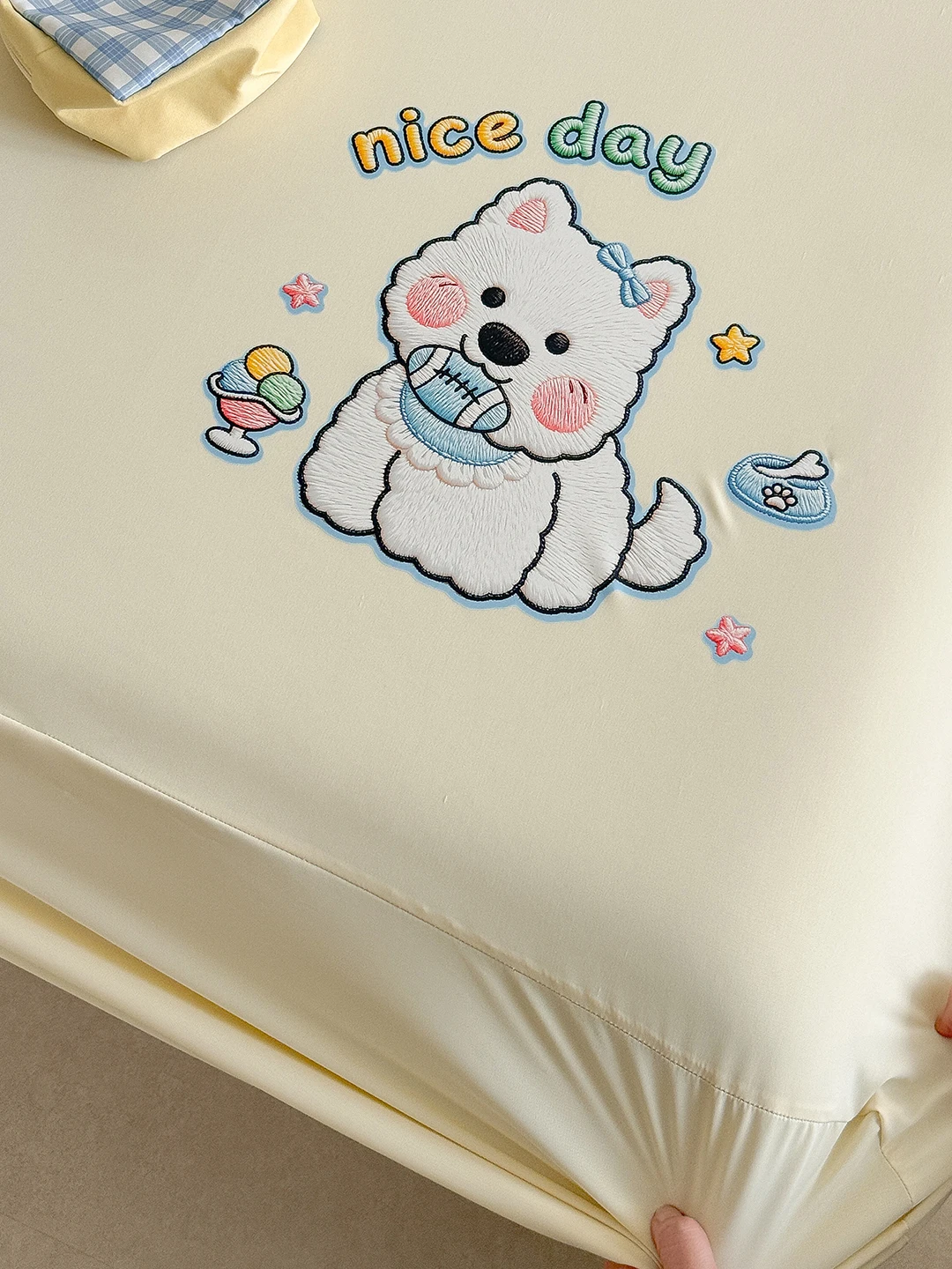 カートゥーンデザインの刺繍ベッドカバー：涼感・防塵・汚れ防止機能を実現