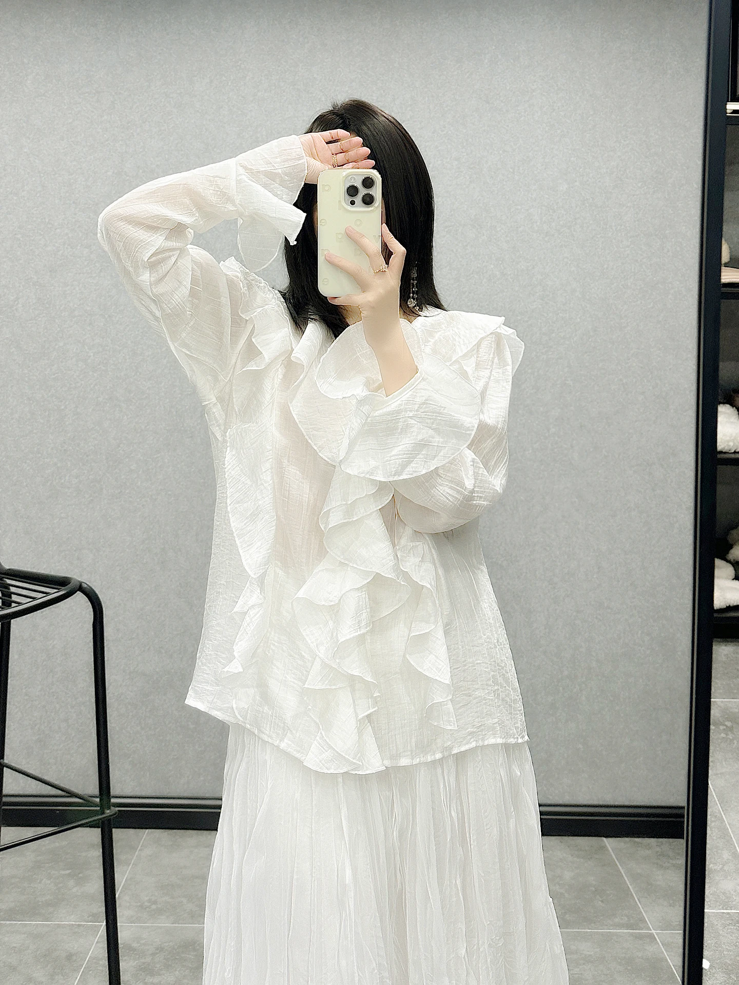 袖がふわっとした服：優しい色合いのVネックブラウスが提供する柔らかさと機能性