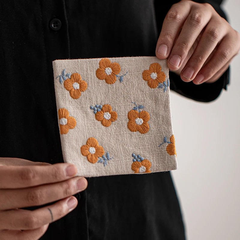 刺繍入り二重構造の和風コースター：方形デザインの実用性と素材特性を解説