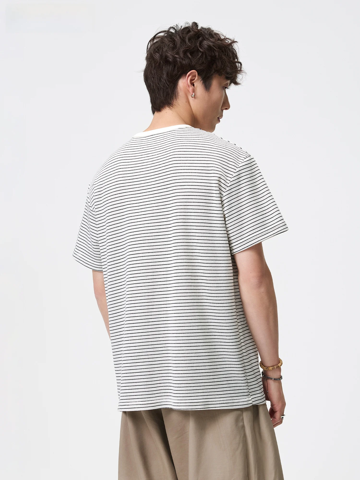 ストライプ柄 メンズTシャツはどう選ぶ？フィット感とデ  ザインのバランスが鍵