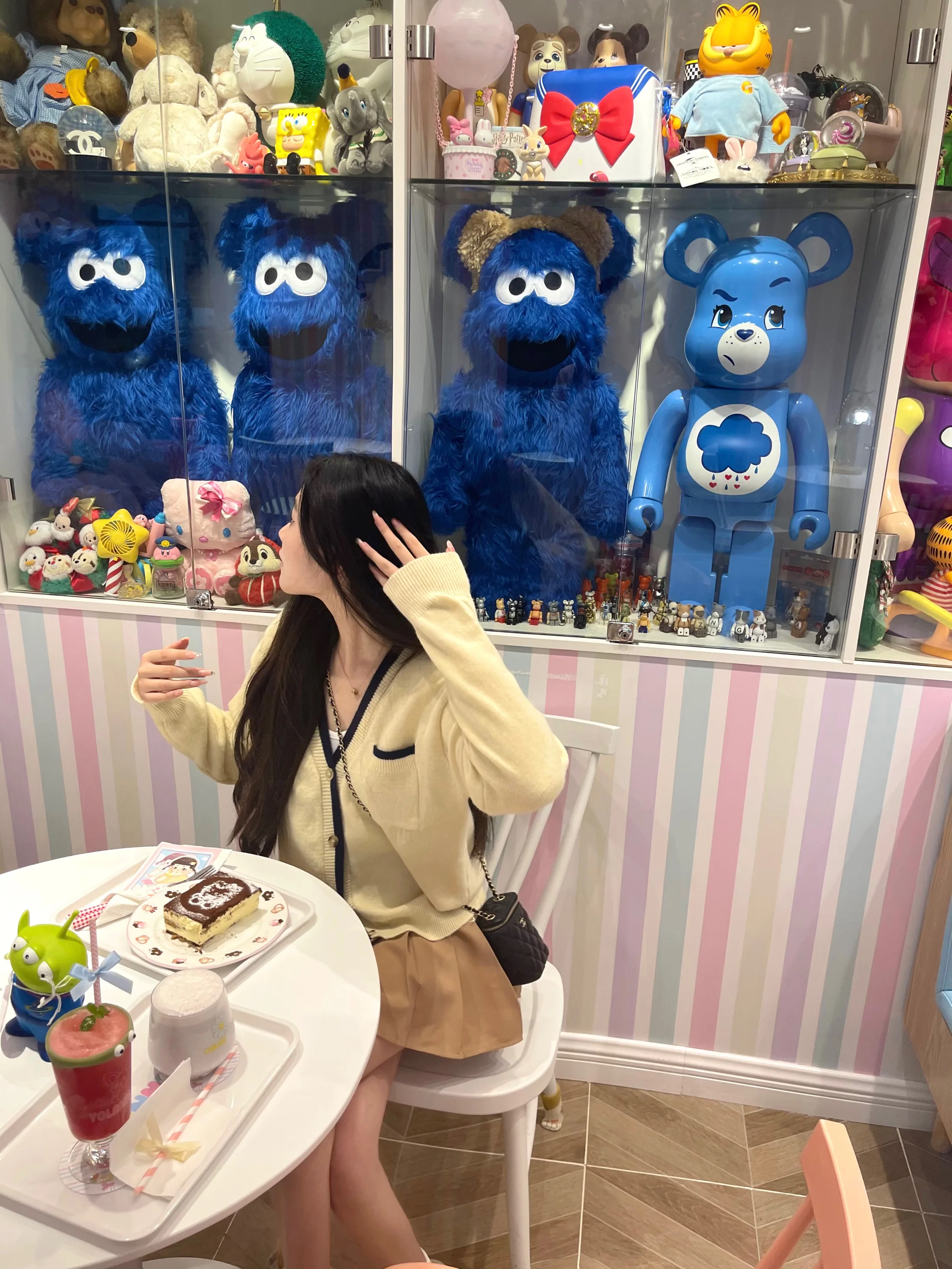 カシミア風ベージュのプリーツスカート：秋冬に最適な高腰デザインと防走光機能